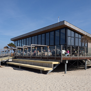 Stijlvol strandpaviljoen in Renesse